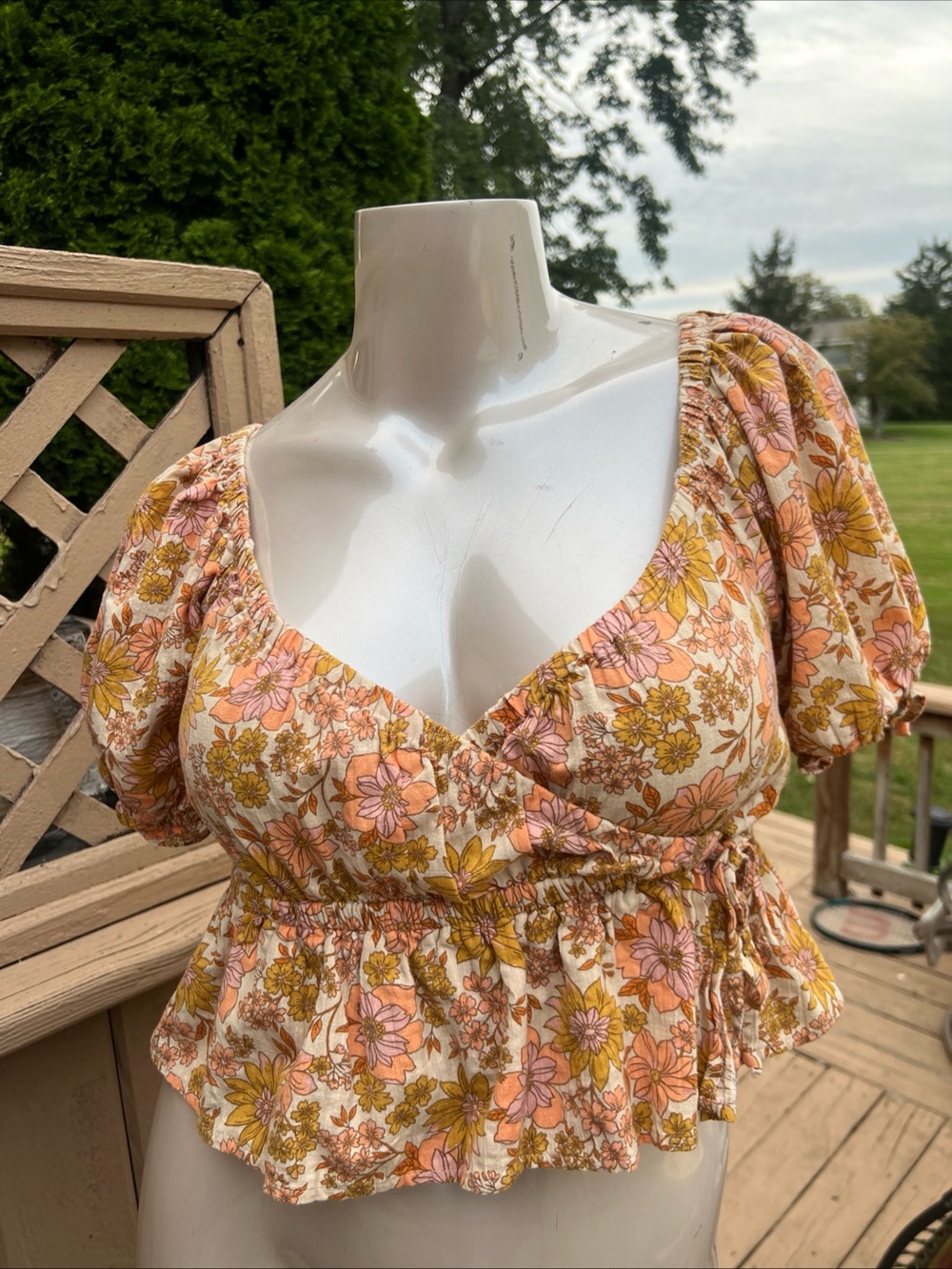 American Eagle Top Womens Size Medium Yellow Floral Wrap Short Sleeve Crop Large